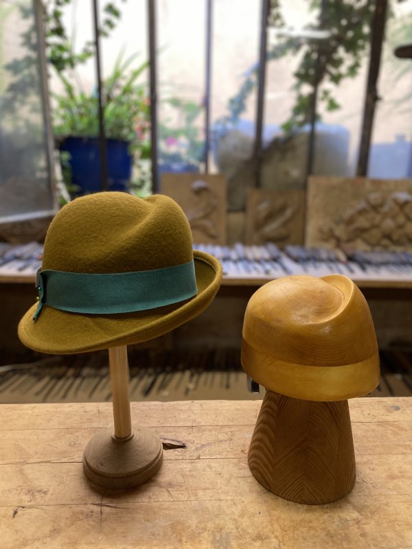 Forme à chapeaux – Calotte pli virgule