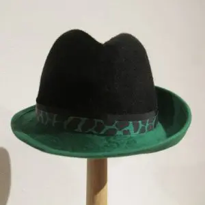 Chapeau de type petit "Fedora", en feutre lapin, vert vif et noir, T 54 à T 58