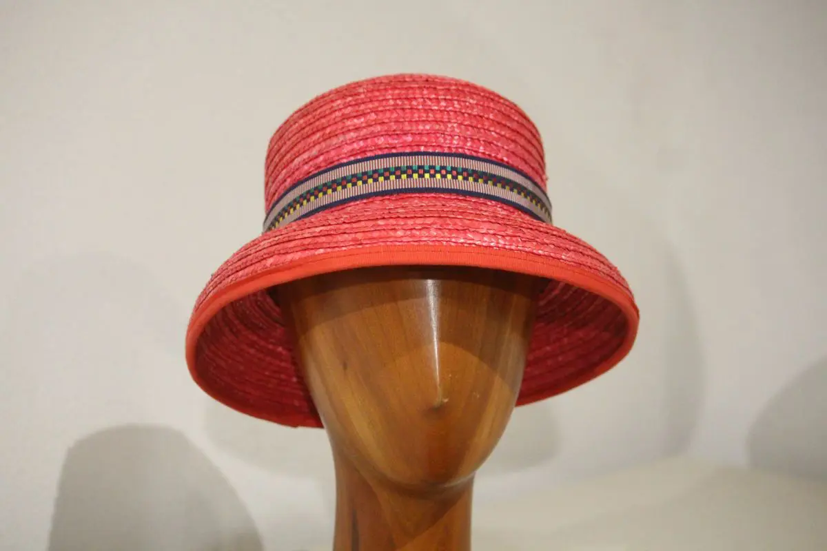 Chapeau, femme, de type cloche, paille, rouge, T 54 à T 57