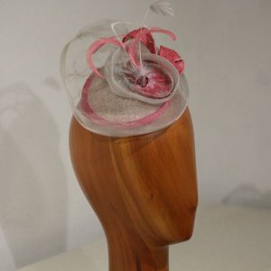 Chapeau Femme, type Bibi de cérémonie, en sisal et crin gris et rose, Taille U