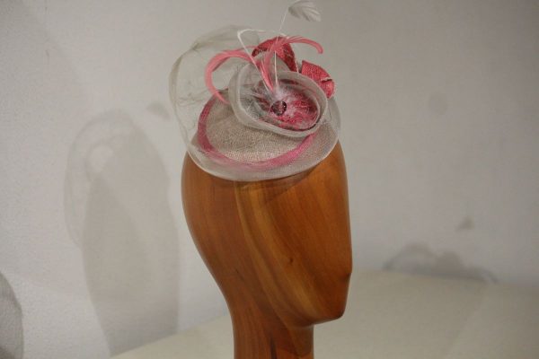 Chapeau Femme, type Bibi de cérémonie, en sisal et crin gris et rose, Taille U