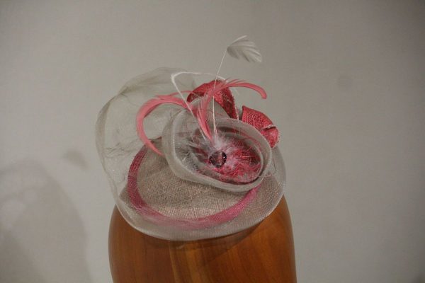 Chapeau Femme, type Bibi de cérémonie, en sisal et crin gris et rose, Taille U – Image 2