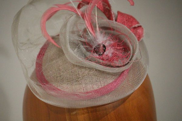 Chapeau Femme, type Bibi de cérémonie, en sisal et crin gris et rose, Taille U – Image 3