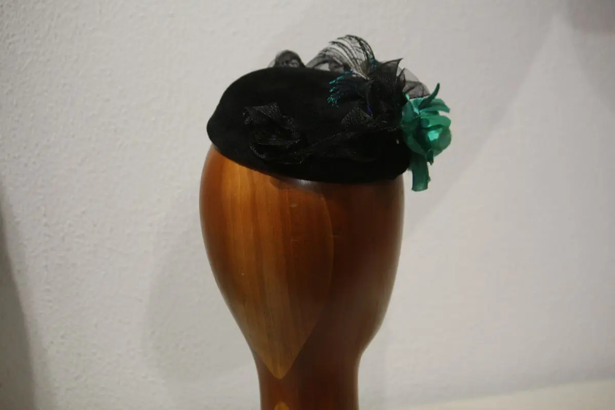 Chapeau de cocktail, en feutre taupé, noir, Taille unique – Image 3