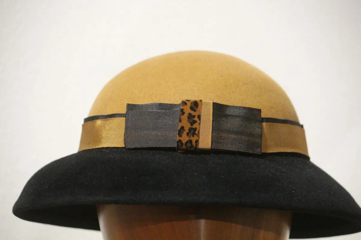 Chapeau femme, feutre de poil, bicolore, camel et noir – Image 5