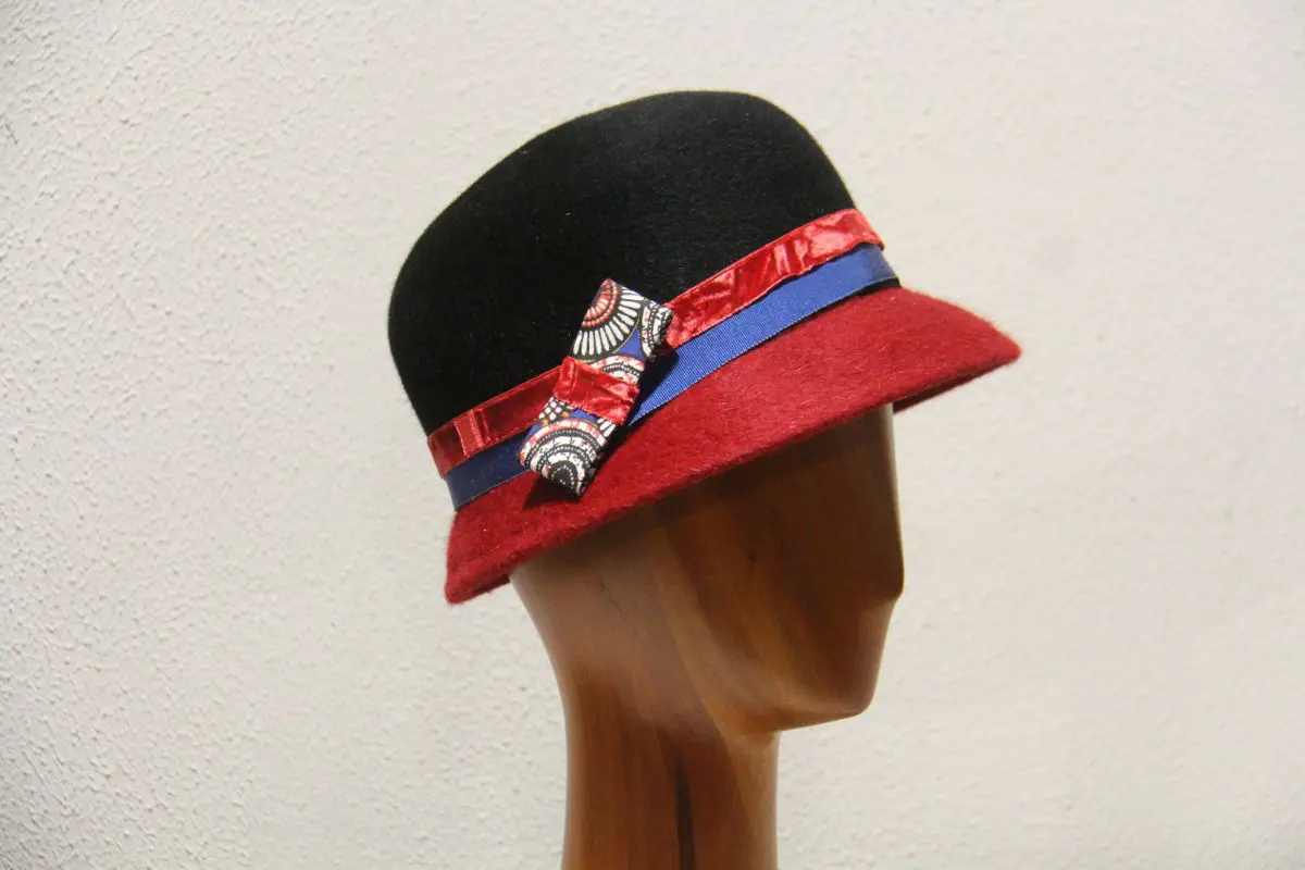 Chapeau femme, en feutre de poil, noir et rouge, T 56 – Image 6