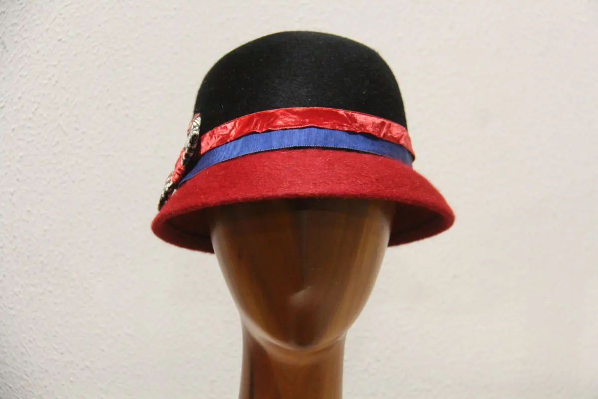 Chapeau femme, en feutre de poil, noir et rouge, T 56 – Image 2