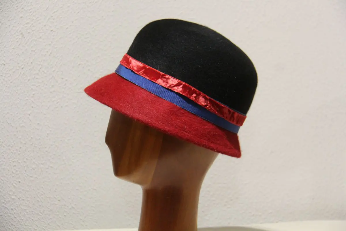 Chapeau femme, en feutre de poil, noir et rouge, T 56 – Image 3