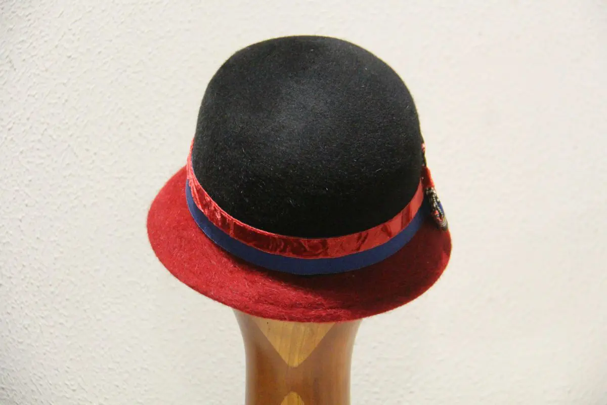 Chapeau femme, en feutre de poil, noir et rouge, T 56 – Image 4