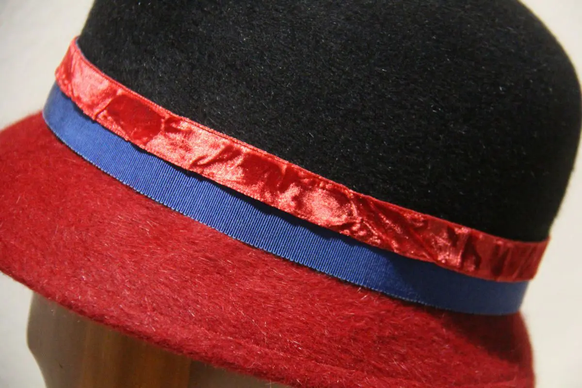 Chapeau femme, en feutre de poil, noir et rouge, T 56 – Image 5