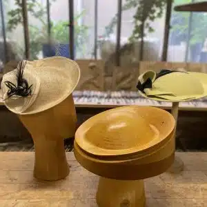 Forme à chapeaux - Calotte bombée et bords relevés