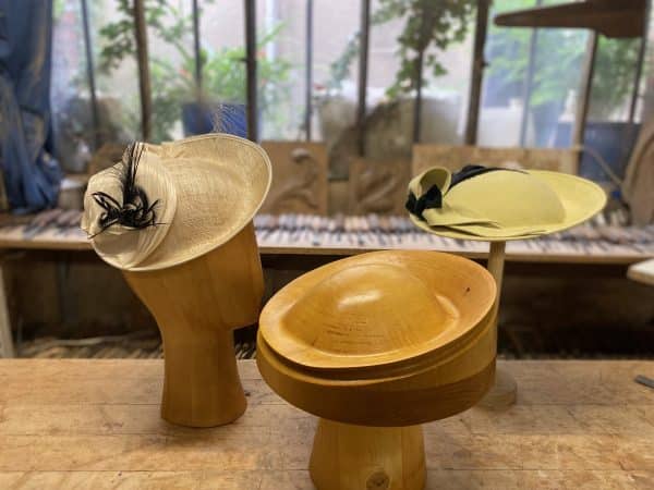 Forme à chapeaux - Calotte bombée et bords relevés