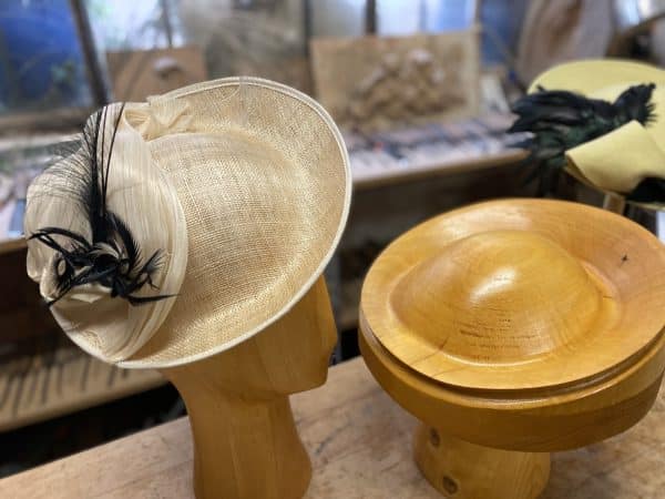 Forme à chapeaux - Calotte bombée et bords relevés – Image 6