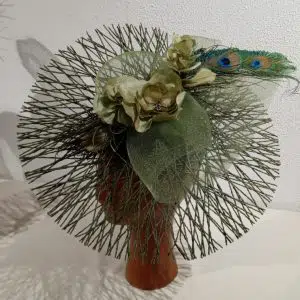 Parure de tête, en crin vert olive, fleurs en soie, et plumes de paon, T unique