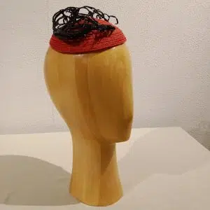 Bibi de cérémonie, en paille rouge, orné de paille noir T unique