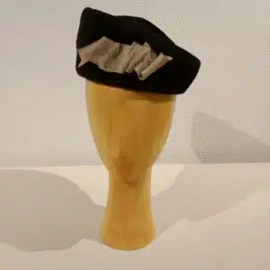 Chapeau femme, type toque, en feutre de poil, noir et écru, T 56,5