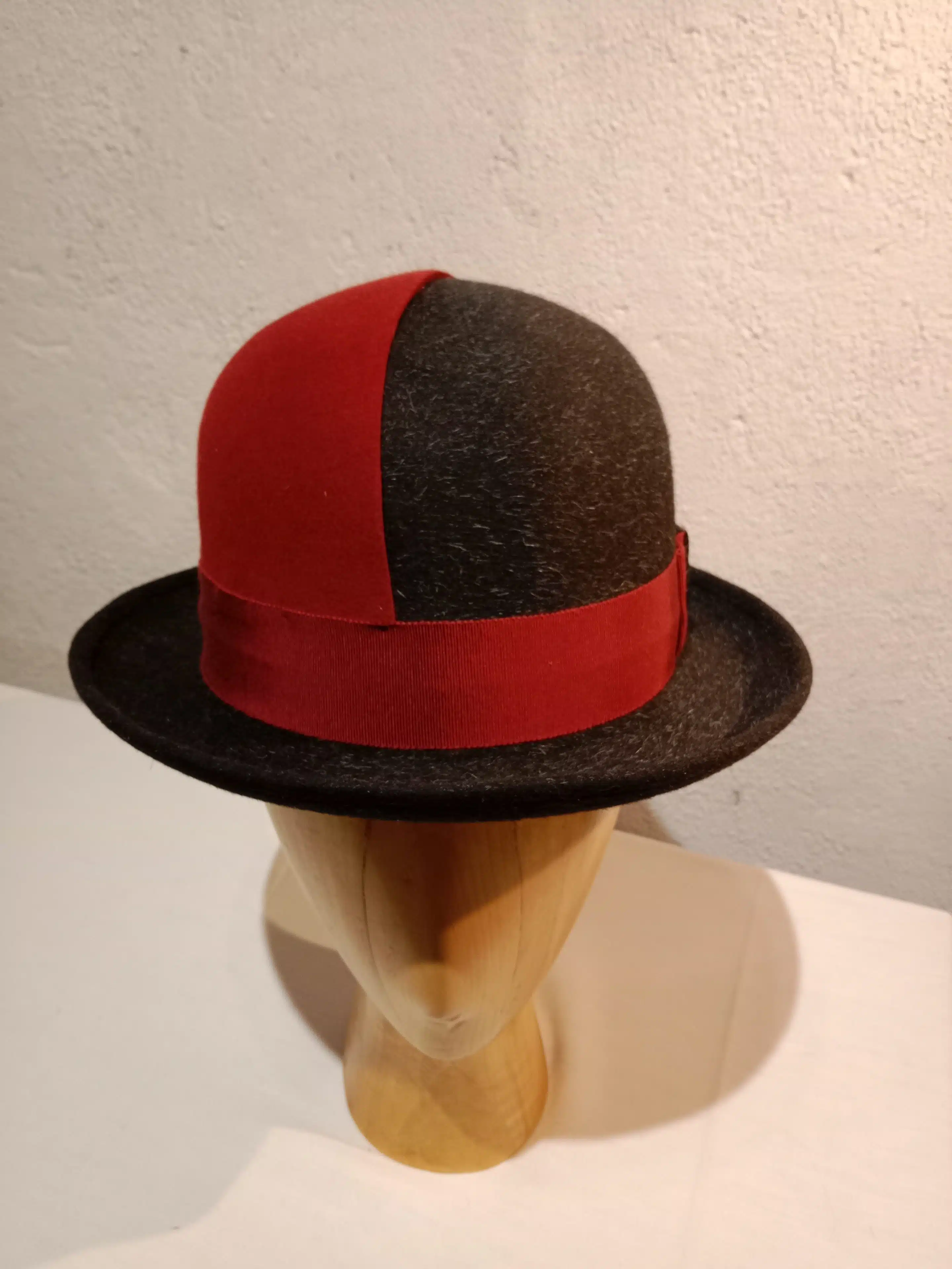 Chapeau, type melon, en feutre de poil, bicolore gris et rouge, T 58 – Image 4