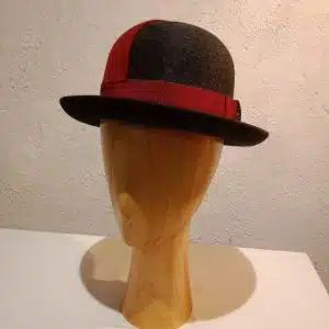 Chapeau, type melon, en feutre de poil, bicolore gris et rouge, T 58