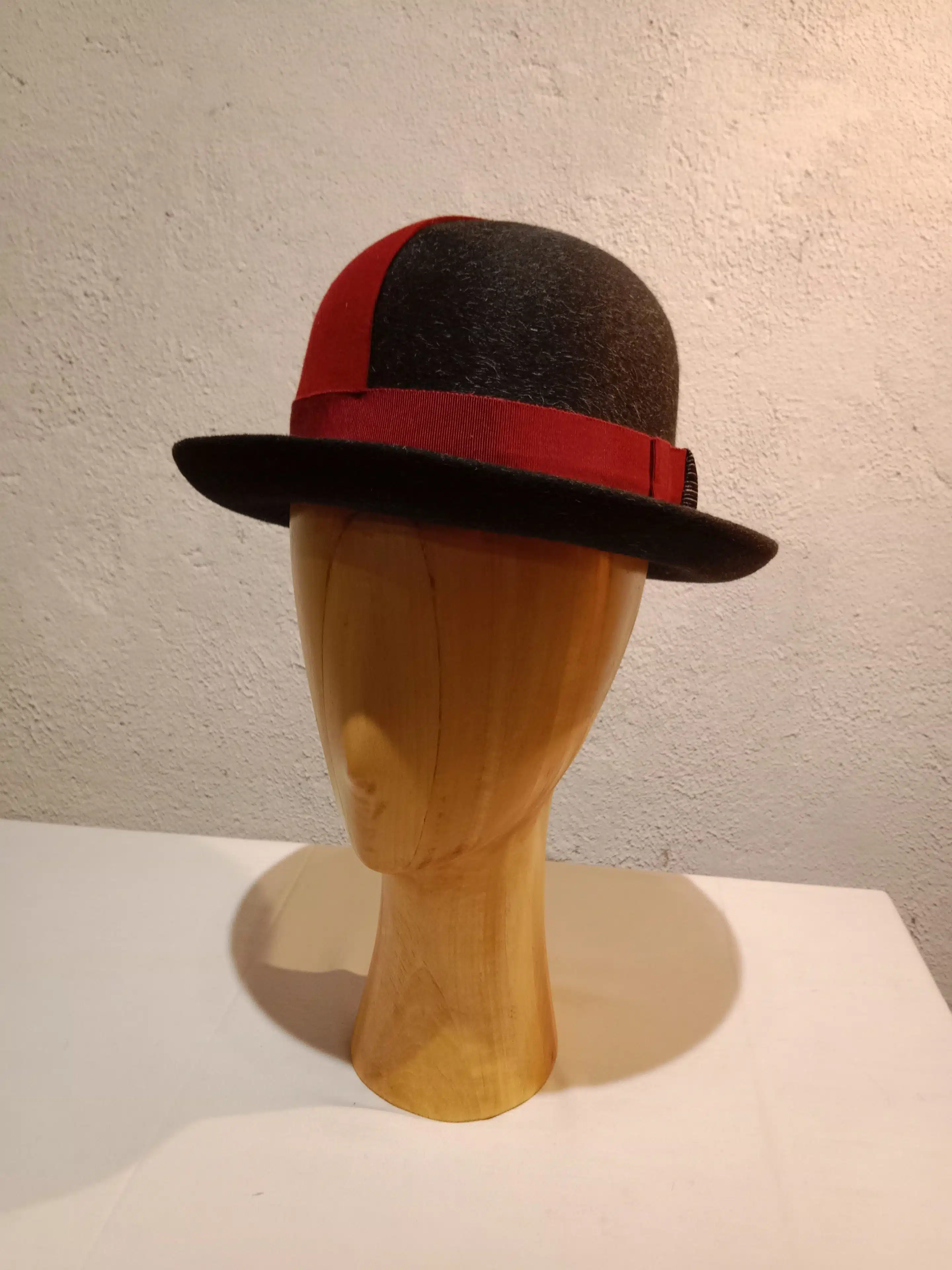 Chapeau, type melon, en feutre de poil, bicolore gris et rouge, T 58