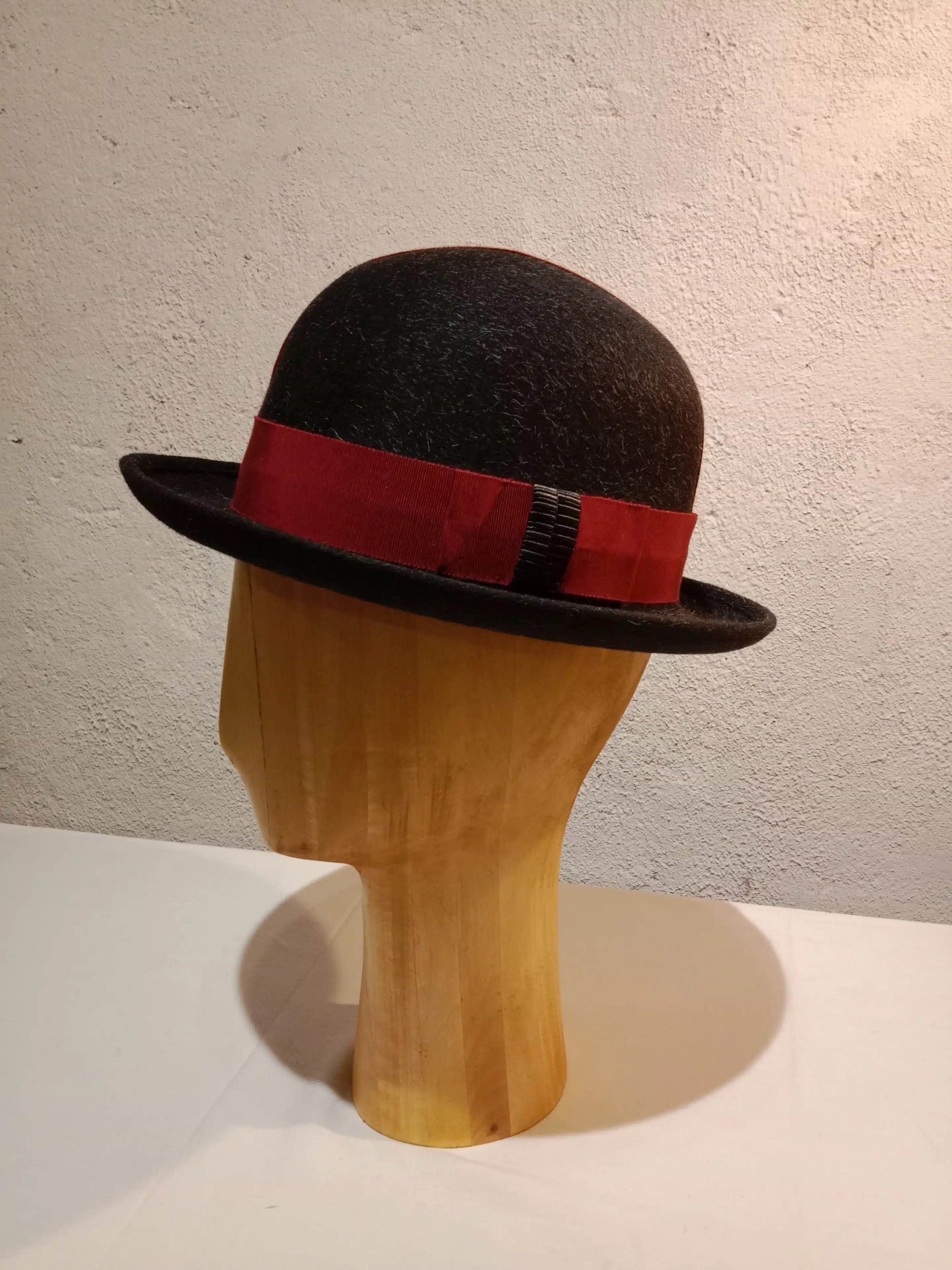 Chapeau, type melon, en feutre de poil, bicolore gris et rouge, T 58 – Image 3