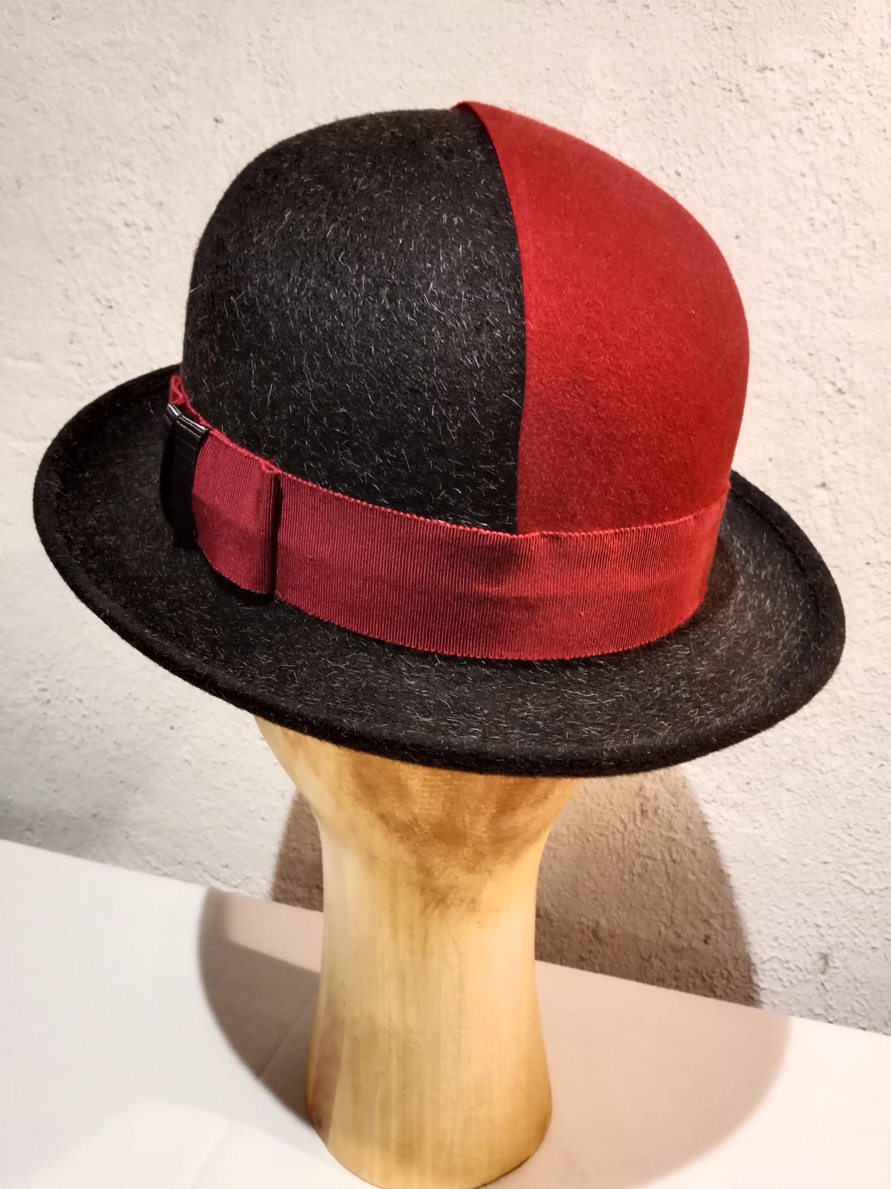 Chapeau, type melon, en feutre de poil, bicolore gris et rouge, T 58 – Image 5