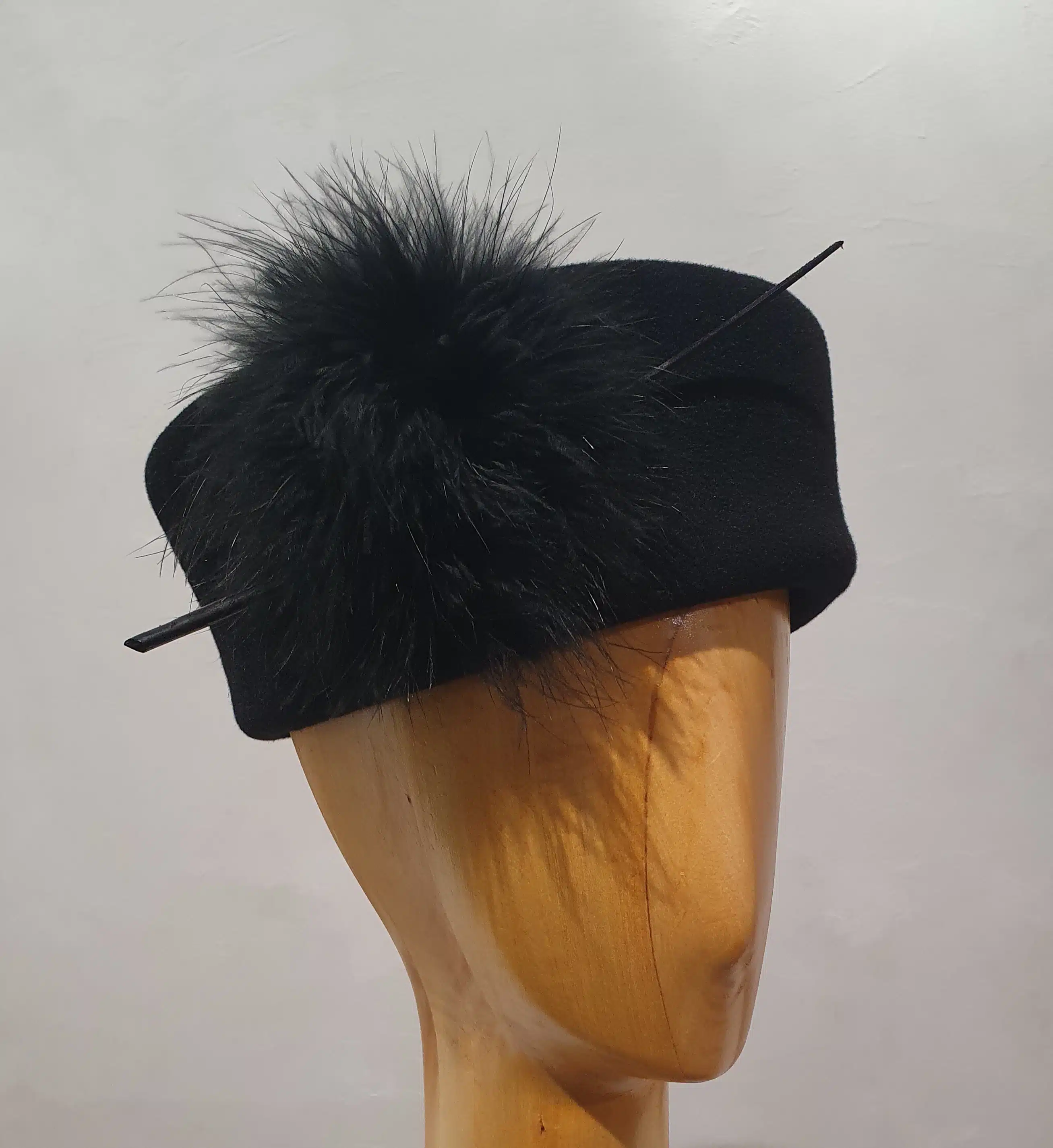 Chapeau femme, type toque en feutre velours, noir, T 56 – Image 2