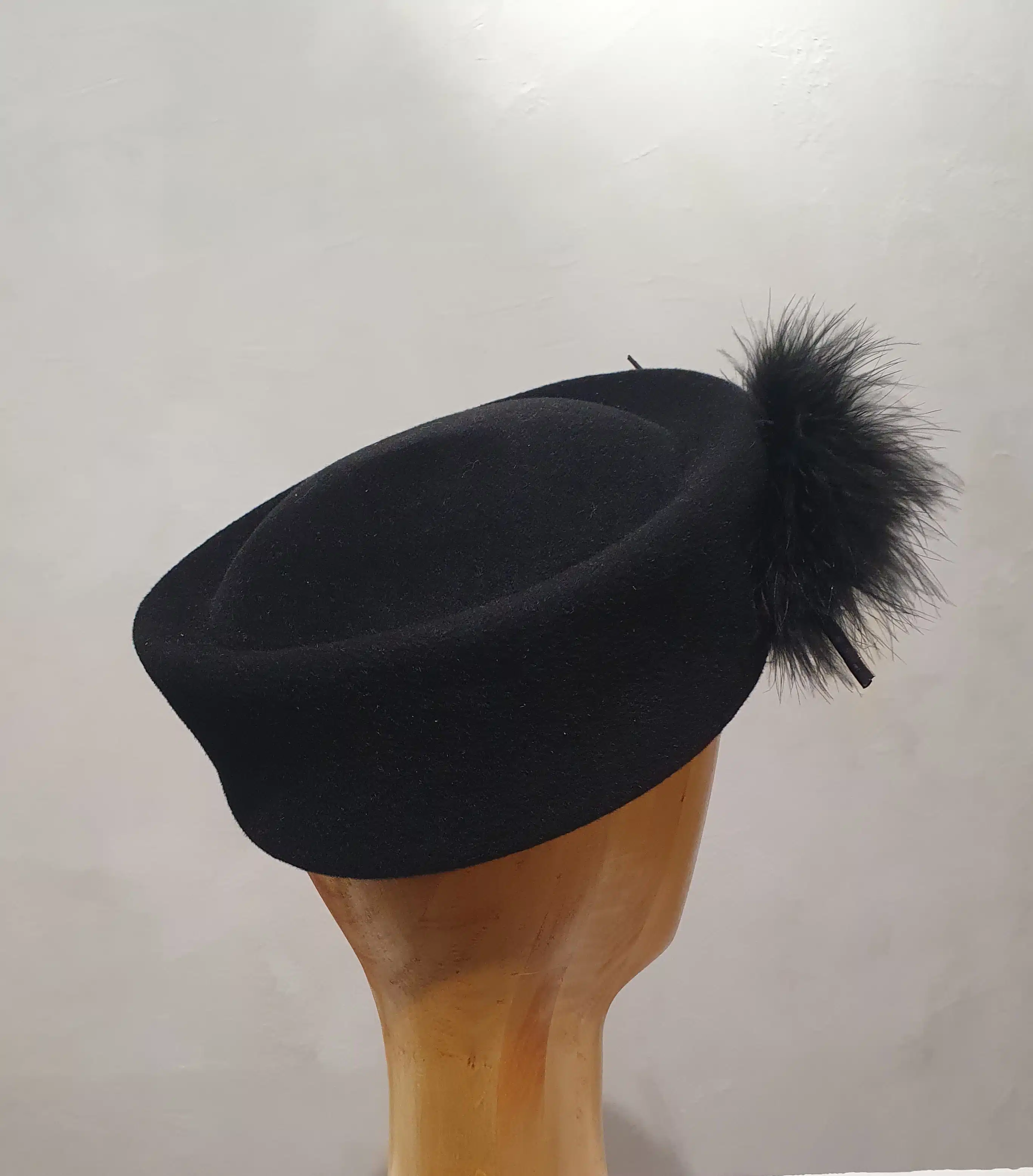 Chapeau femme, type toque en feutre velours, noir, T 56 – Image 7