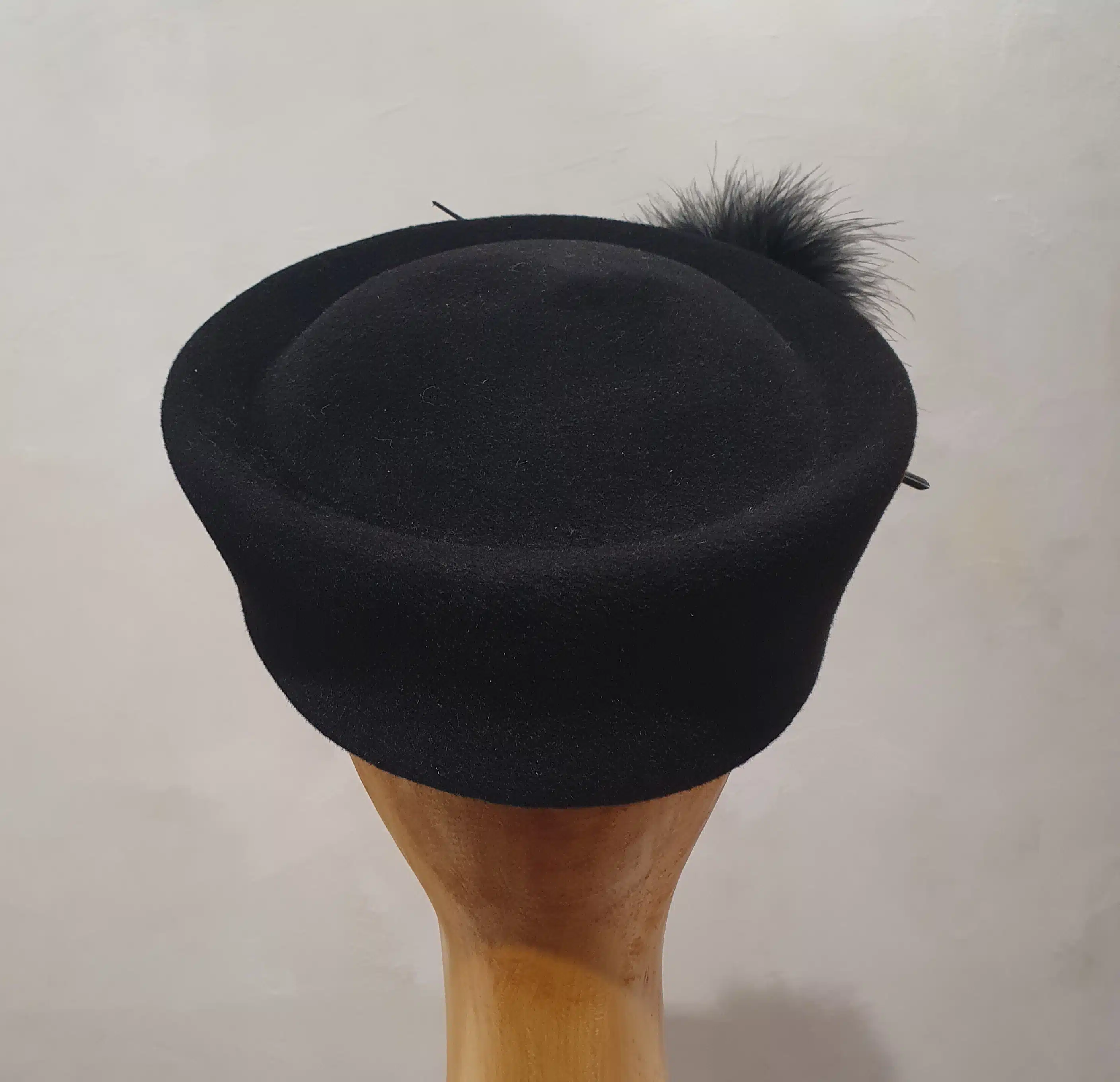 Chapeau femme, type toque en feutre velours, noir, T 56 – Image 6