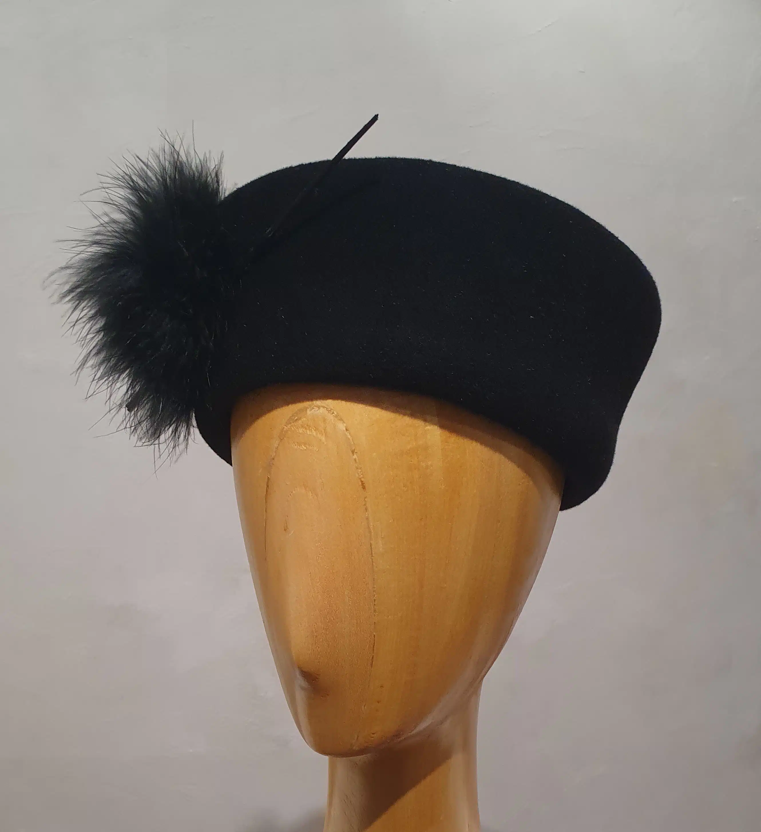 Chapeau femme, type toque en feutre velours, noir, T 56