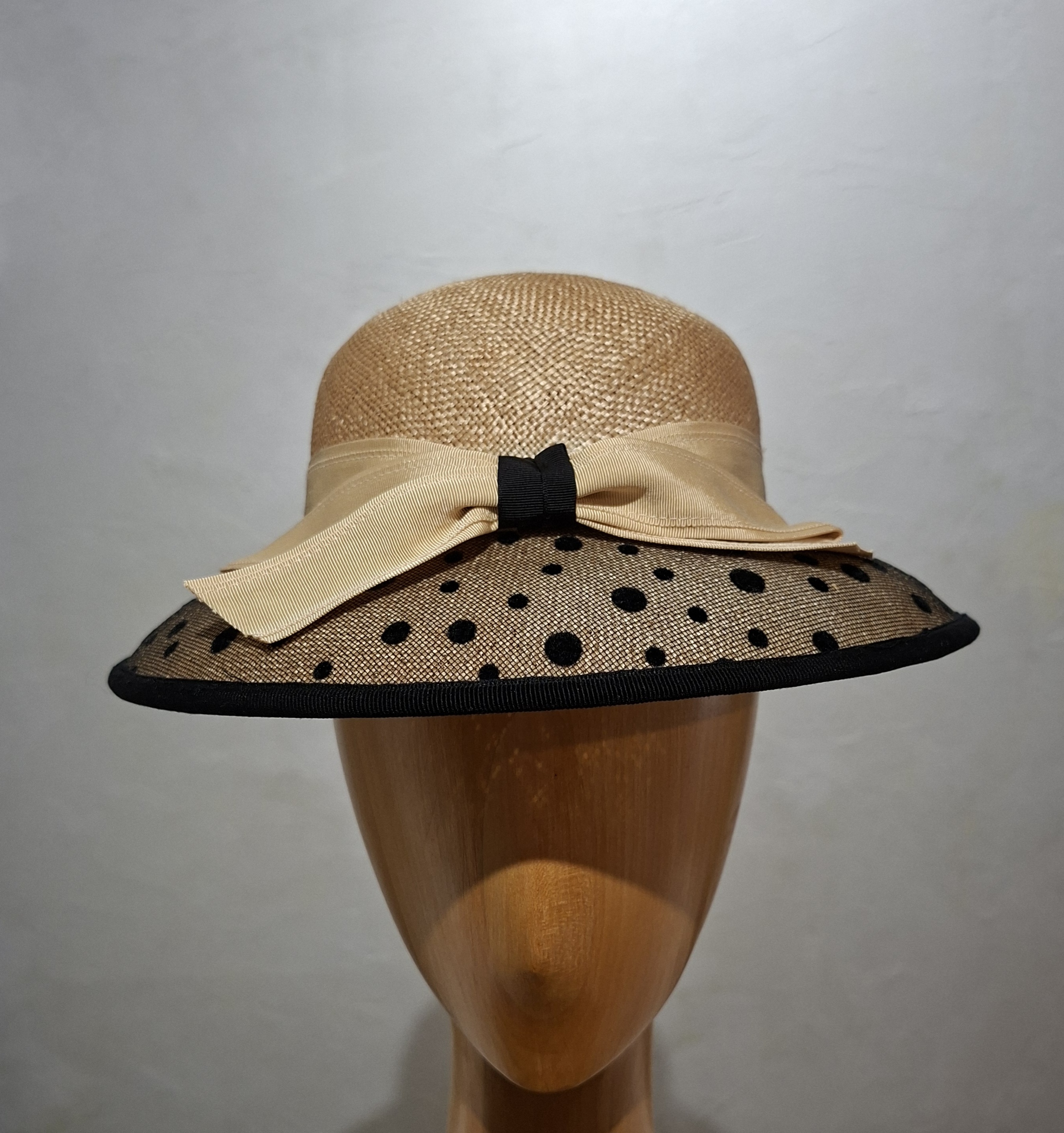 Chapeau Femme, paille, bord recouvert d'une résille à pois noirs, T 56