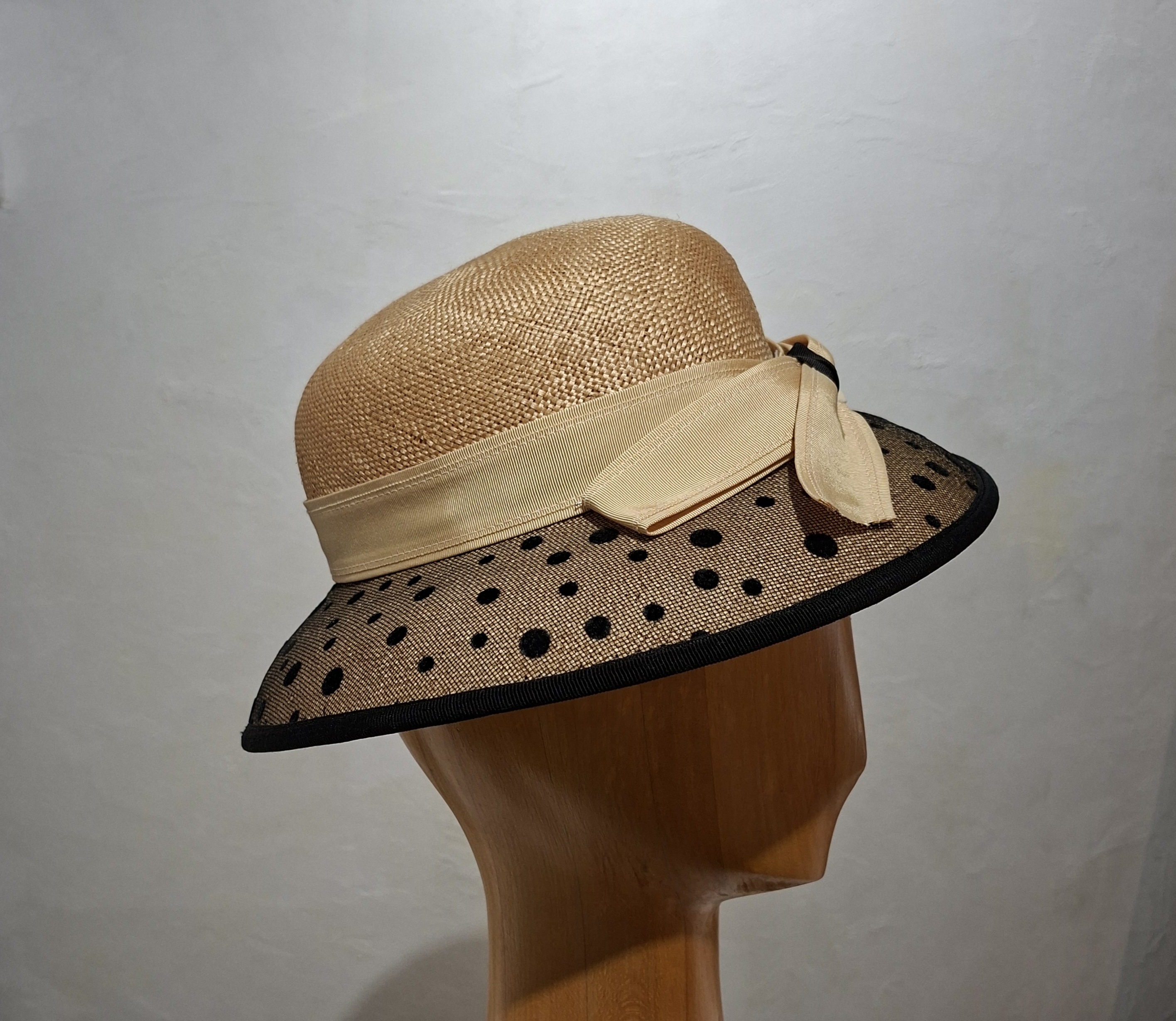 Chapeau Femme, paille, bord recouvert d'une résille à pois noirs, T 56 – Image 9