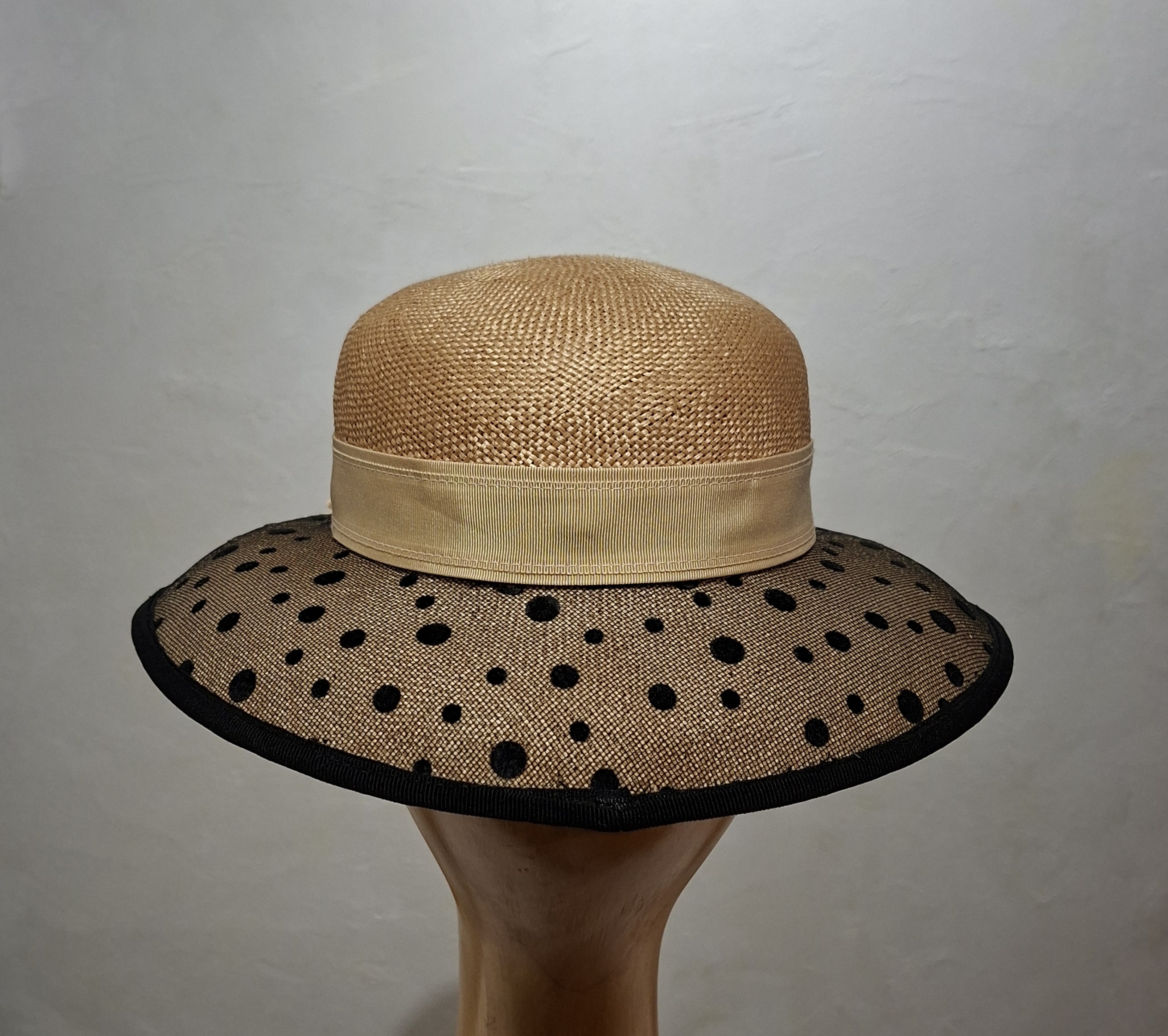 Chapeau Femme, paille, bord recouvert d'une résille à pois noirs, T 56 – Image 4