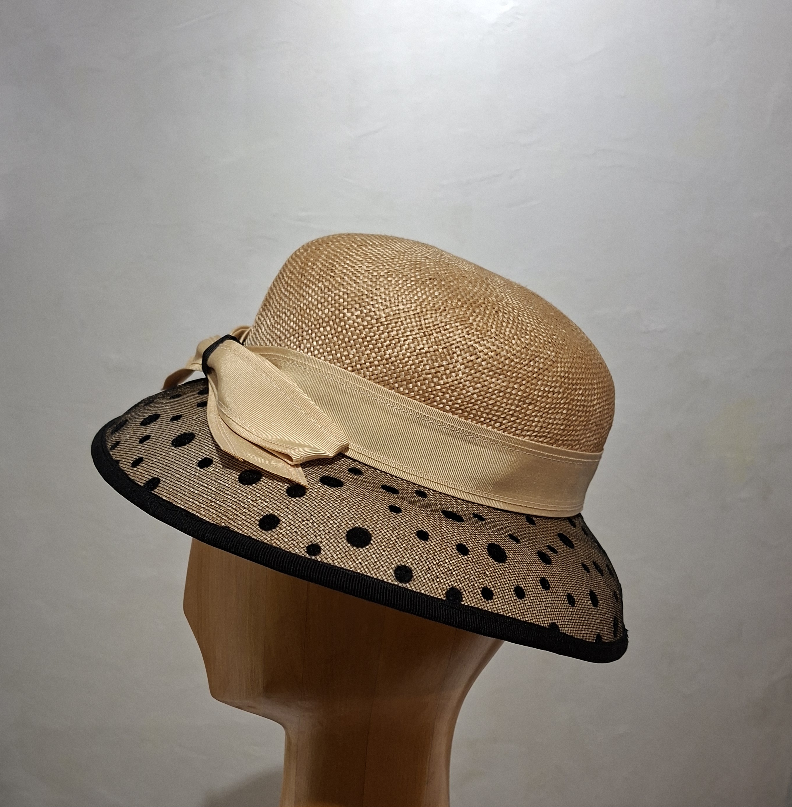 Chapeau Femme, paille, bord recouvert d'une résille à pois noirs, T 56 – Image 8