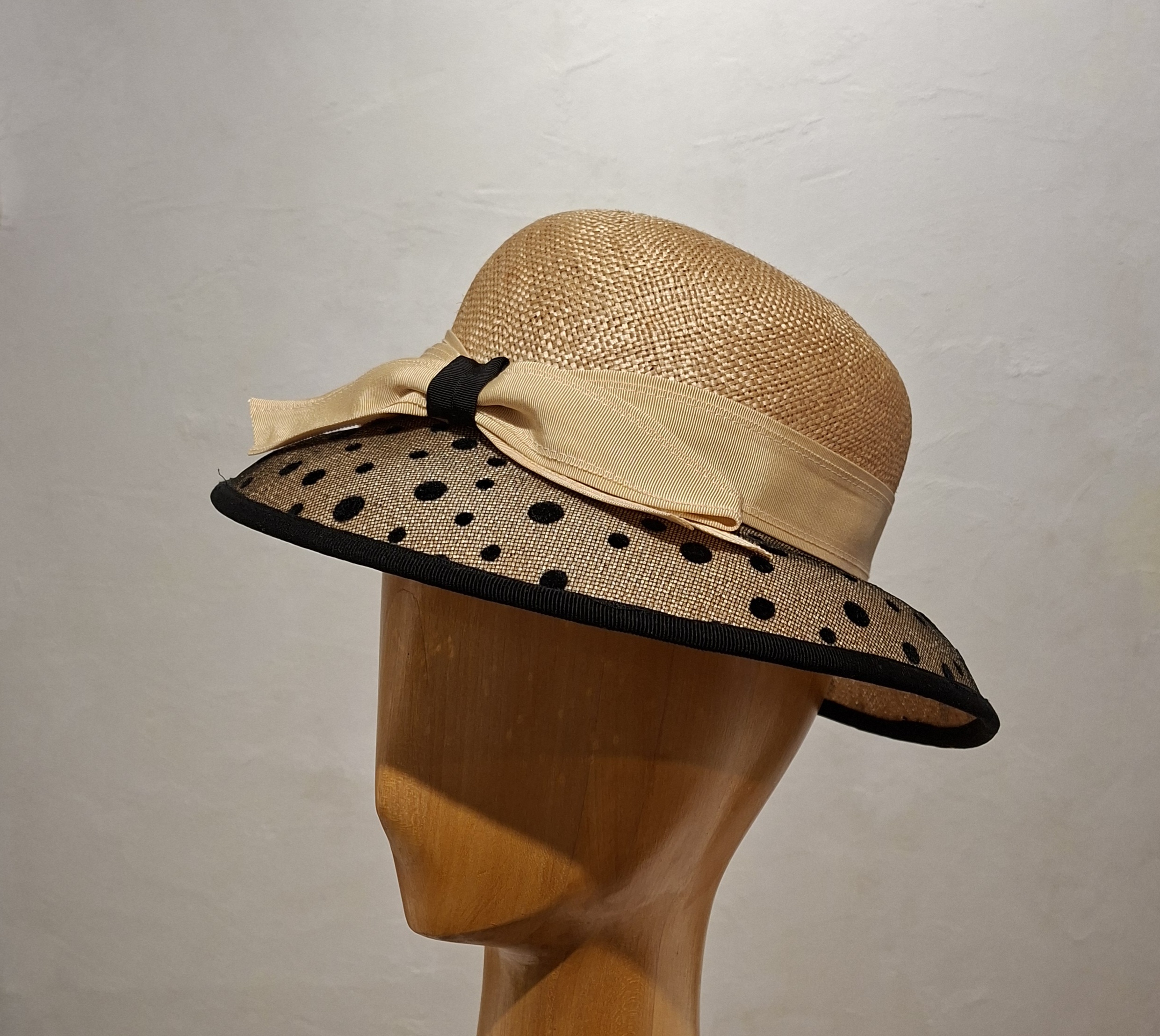Chapeau Femme, paille, bord recouvert d'une résille à pois noirs, T 56 – Image 3
