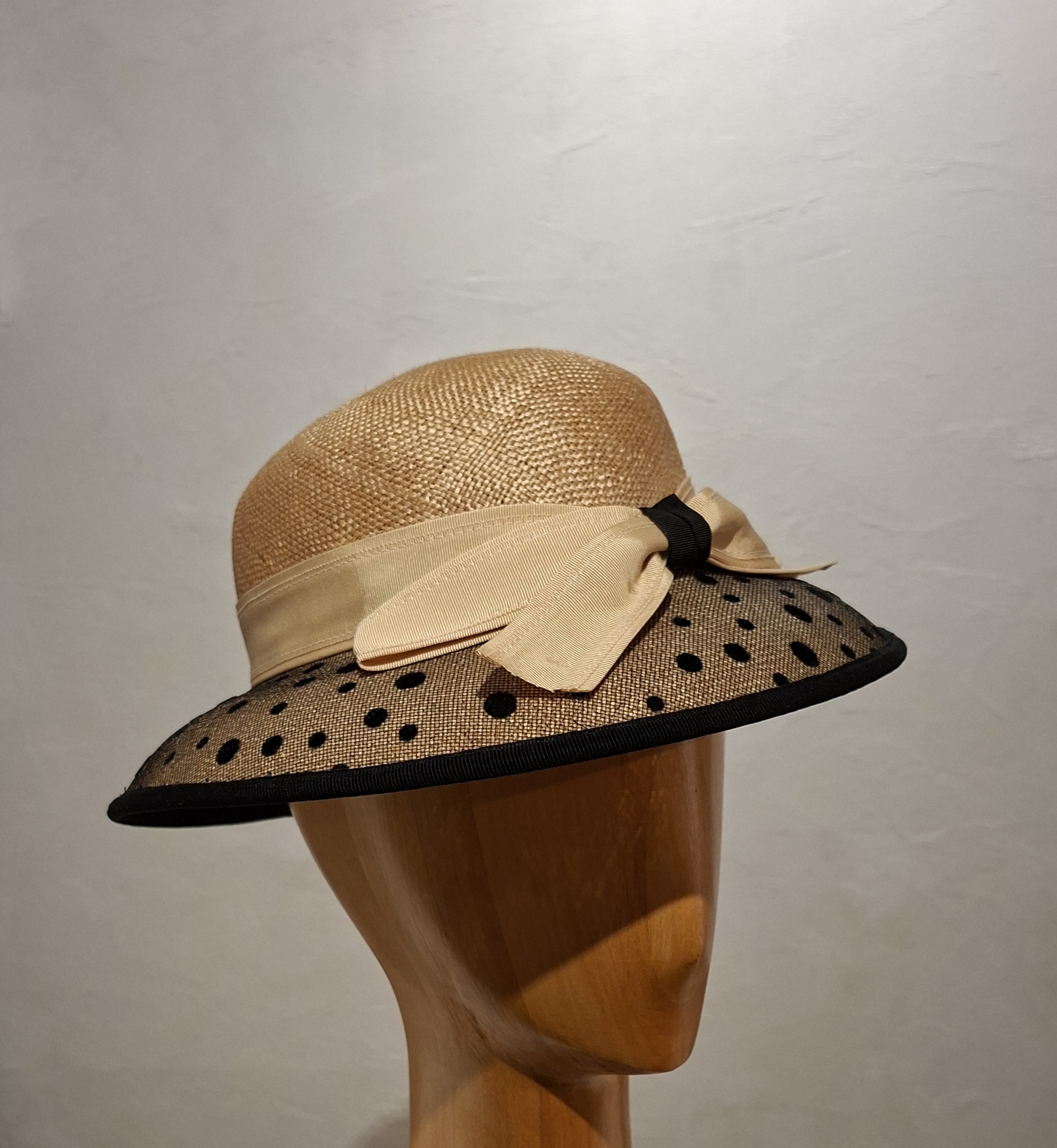 Chapeau Femme, paille, bord recouvert d'une résille à pois noirs, T 56 – Image 2