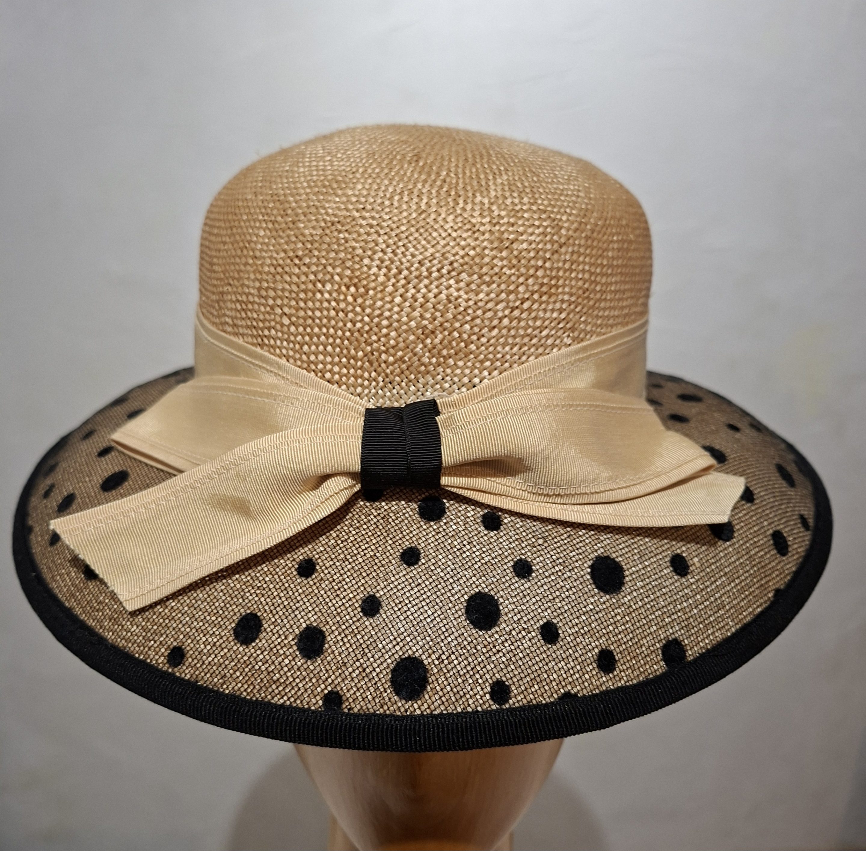 Chapeau Femme, paille, bord recouvert d'une résille à pois noirs, T 56 – Image 7