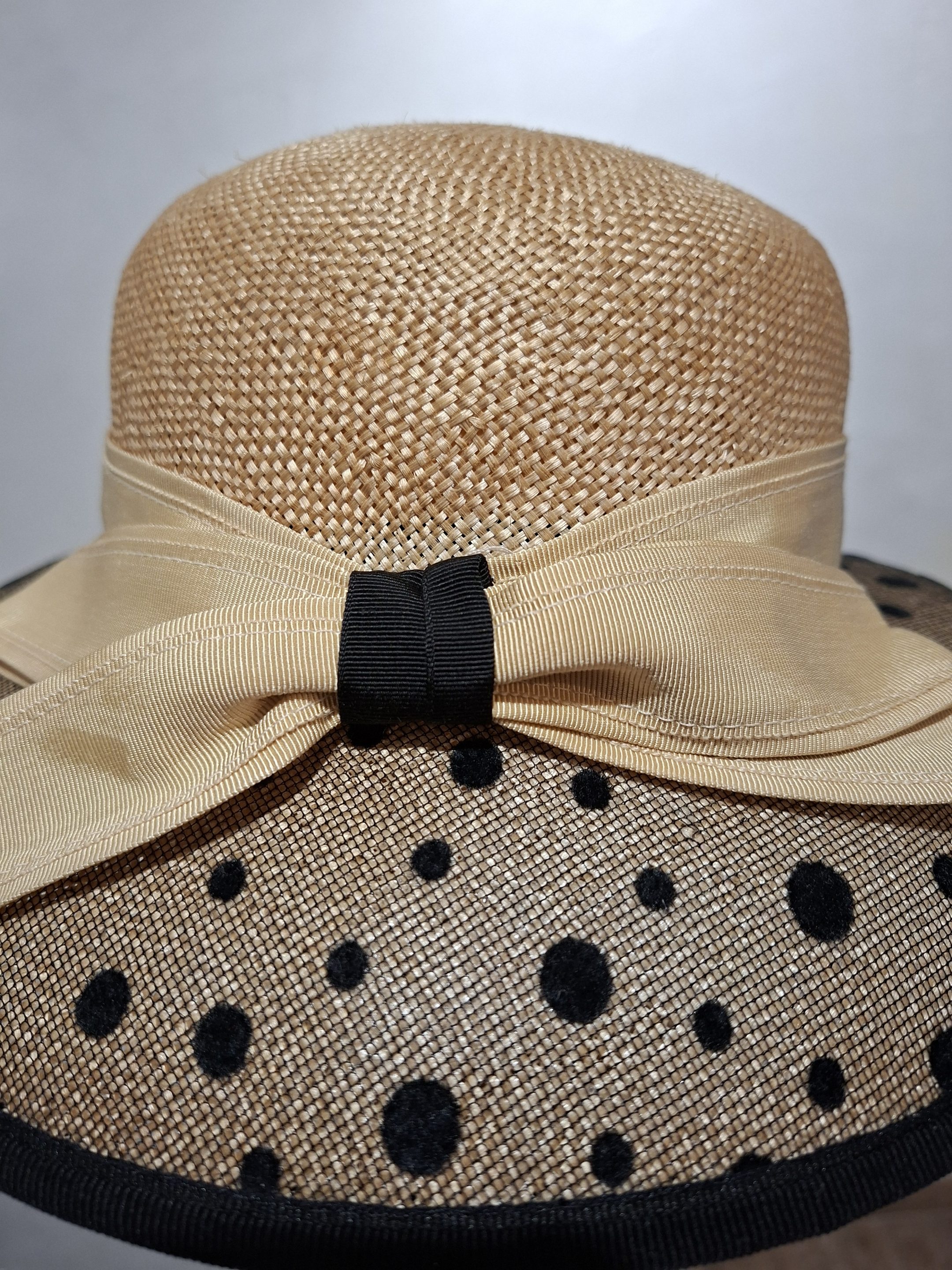 Chapeau Femme, paille, bord recouvert d'une résille à pois noirs, T 56 – Image 10