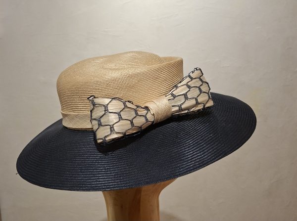 Chapeau Femme, type Capeline, en paille véritable, ivoire et marine, T 57 – Image 2
