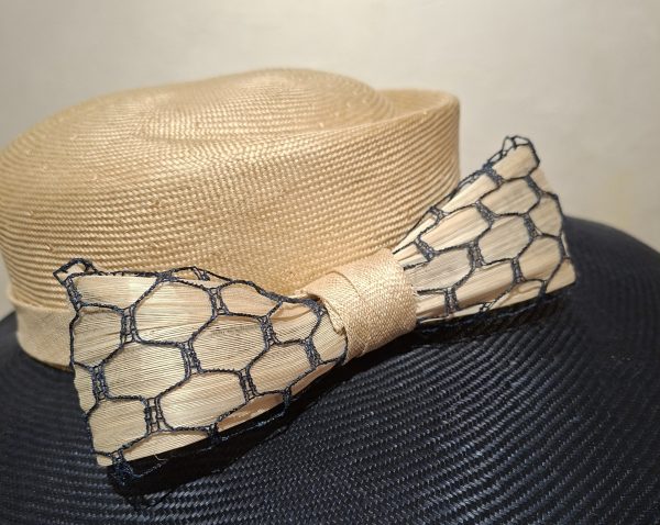 Chapeau Femme, type Capeline, en paille véritable, ivoire et marine, T 57 – Image 7