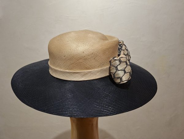 Chapeau Femme, type Capeline, en paille véritable, ivoire et marine, T 57 – Image 4