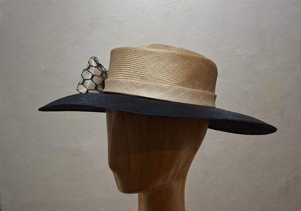 Chapeau Femme, type Capeline, en paille véritable, ivoire et marine, T 57 – Image 3
