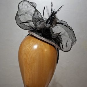 Chapeau Femme, type Parure de tête, en sisal, crin, fleurs et Plumes, Taille U