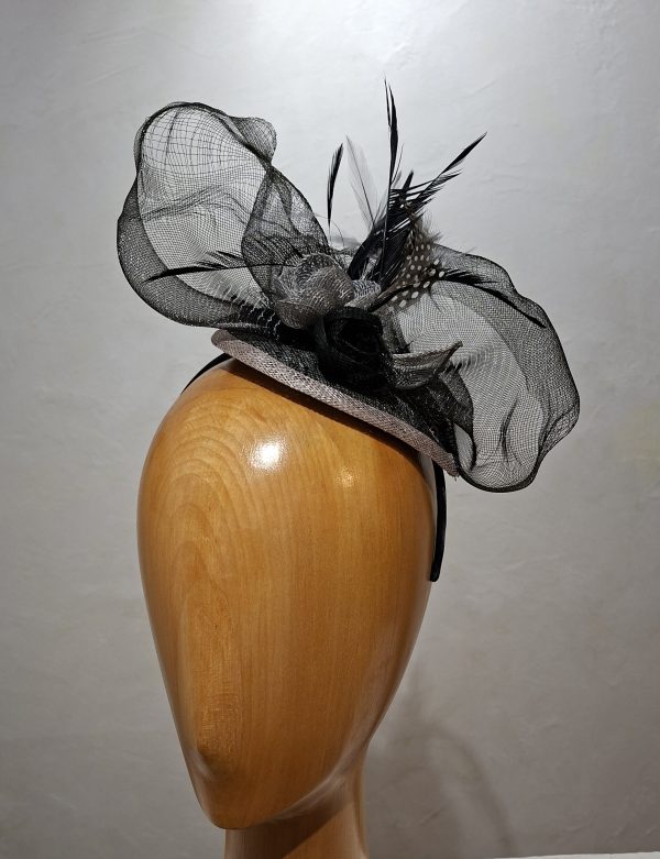 Chapeau Femme, type Parure de tête, en sisal, crin, fleurs et Plumes, Taille U