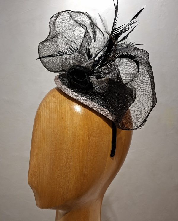 Chapeau Femme, type Parure de tête, en sisal, crin, fleurs et Plumes, Taille U – Image 6