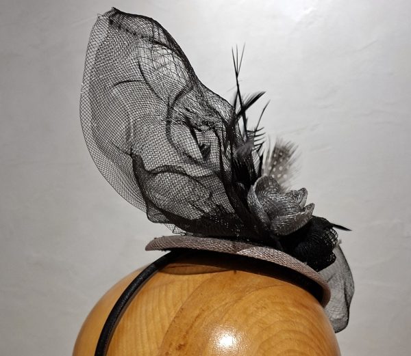 Chapeau Femme, type Parure de tête, en sisal, crin, fleurs et Plumes, Taille U – Image 3