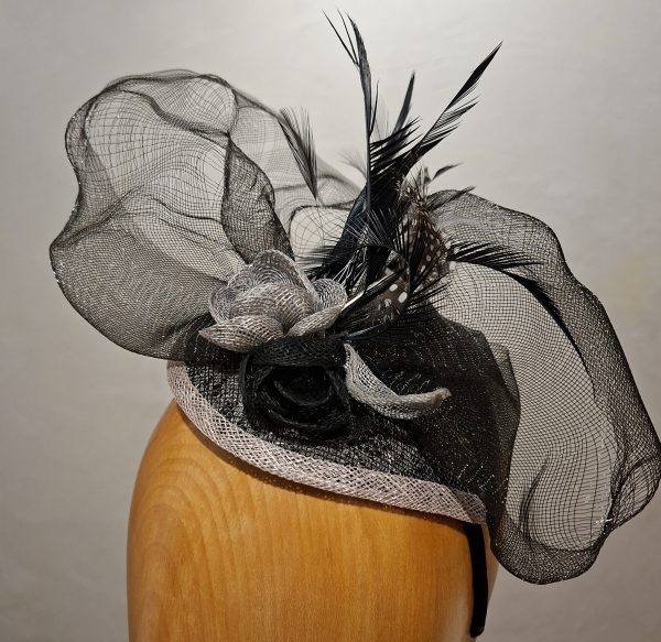 Chapeau Femme, type Parure de tête, en sisal, crin, fleurs et Plumes, Taille U – Image 5