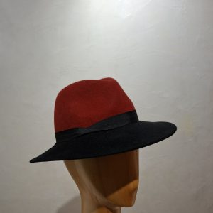 Chapeau, type Fedora, en feutre de poil, bicolore, T 56