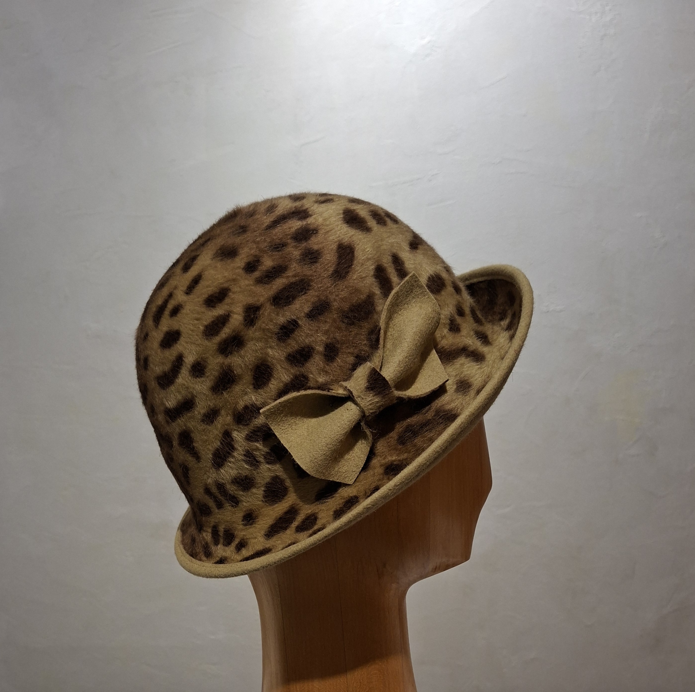 Chapeau Femme, type Cloche, en feutre de poil, imprimé léopard, T 58 – Image 4