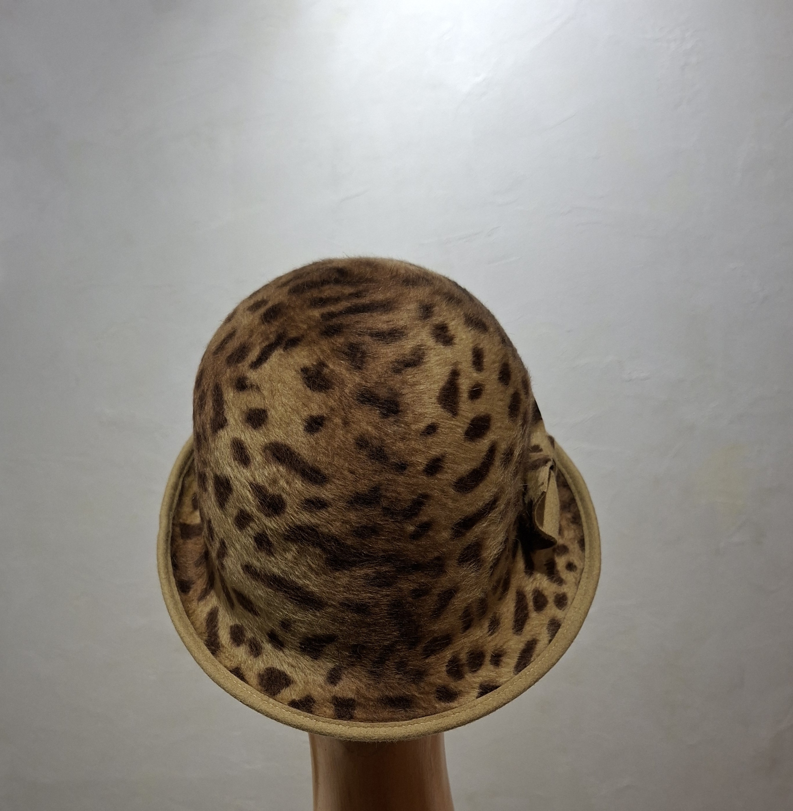 Chapeau Femme, type Cloche, en feutre de poil, imprimé léopard, T 58 – Image 6