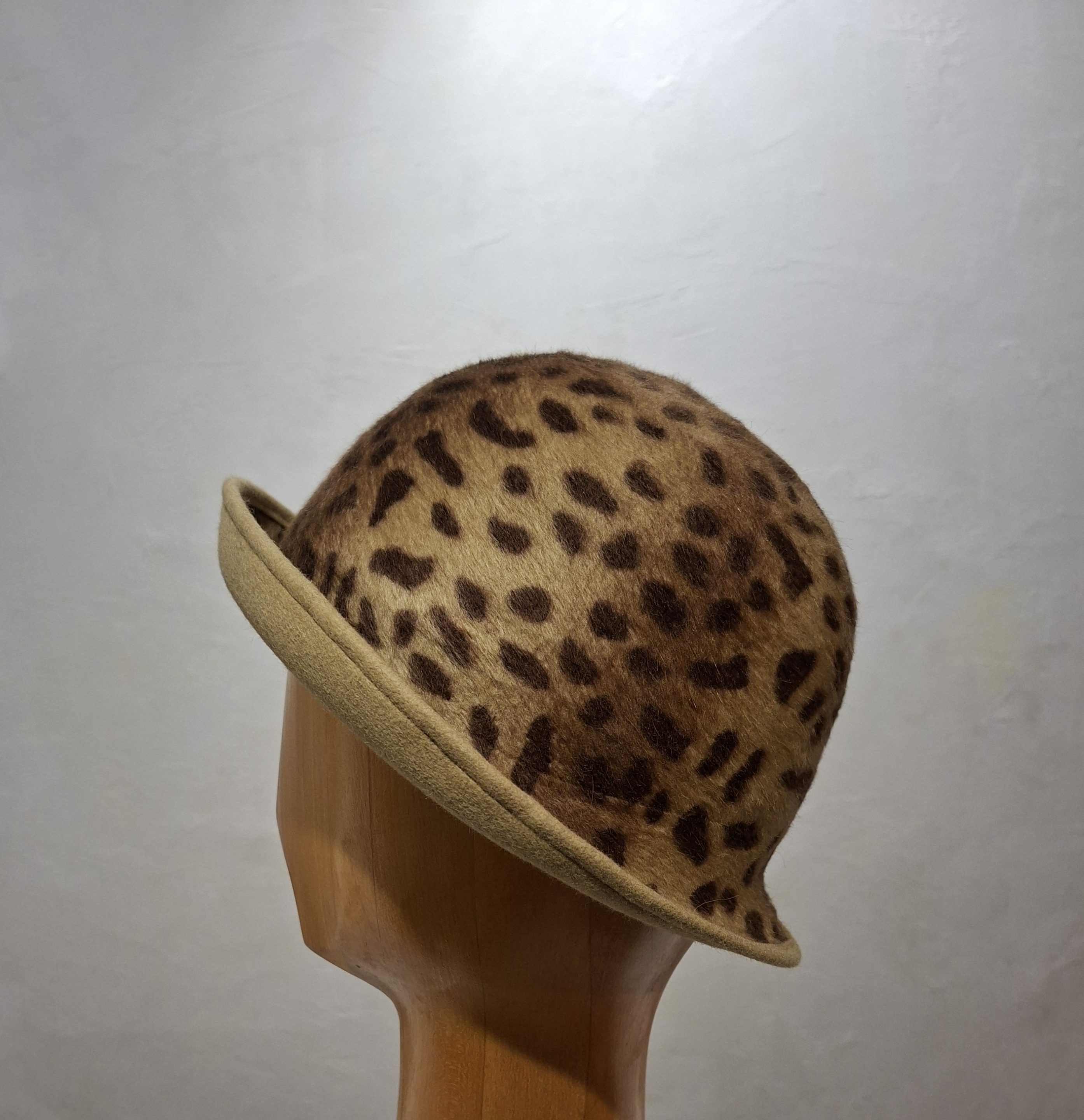 Chapeau Femme, type Cloche, en feutre de poil, imprimé léopard, T 58 – Image 5
